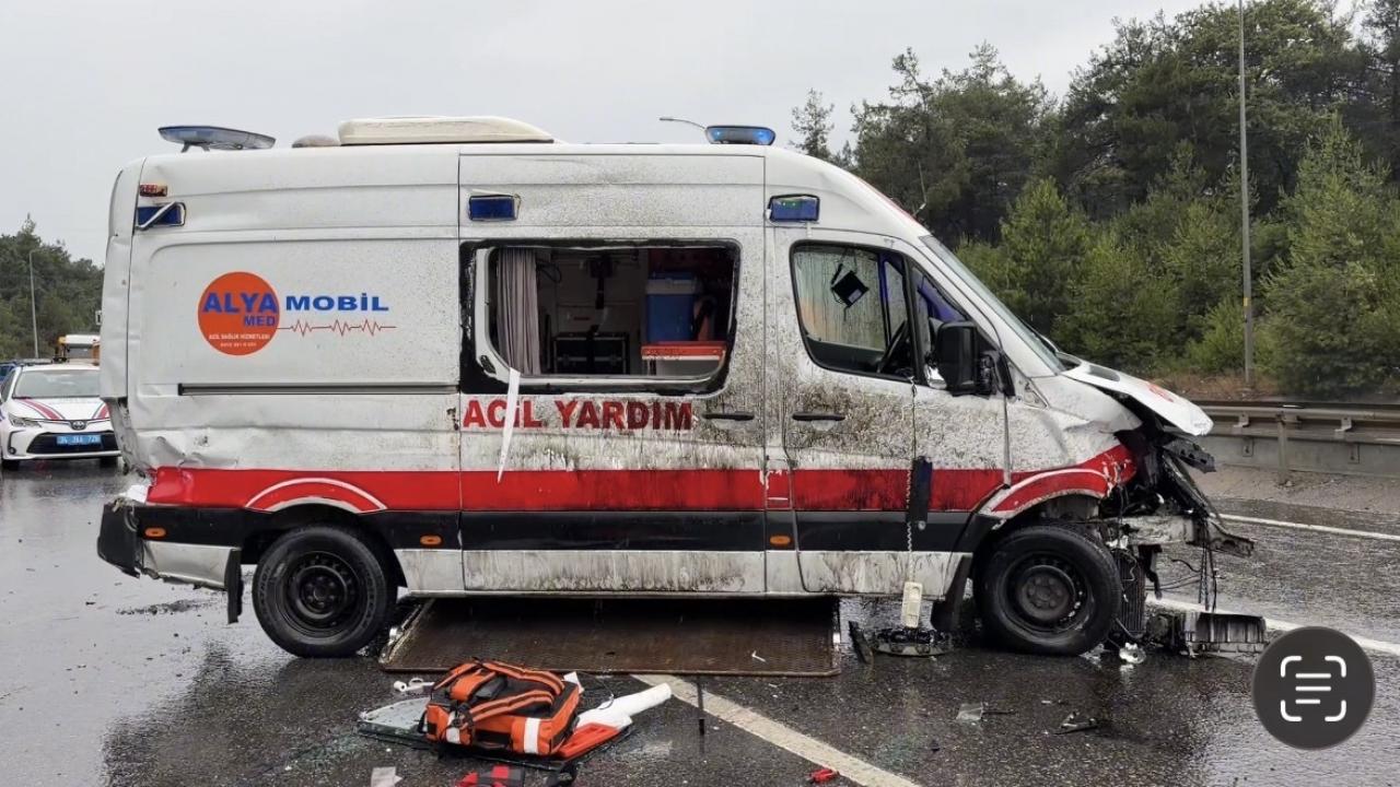 Cekmekoyde ambulans bariyerlere carparak devrildi QEy5ILa8