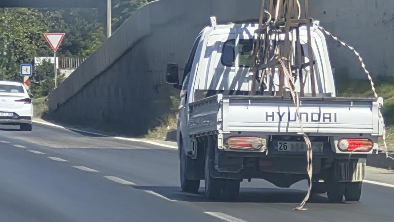 Eskişehir çevre yolunda kamyonetten sarkan ipler trafiği tehlikeye düşürdü Eskisehir cevre yolunda kamyonetten sarkan ipler trafigi tehlikeye dusurdu 8Ds3FATk