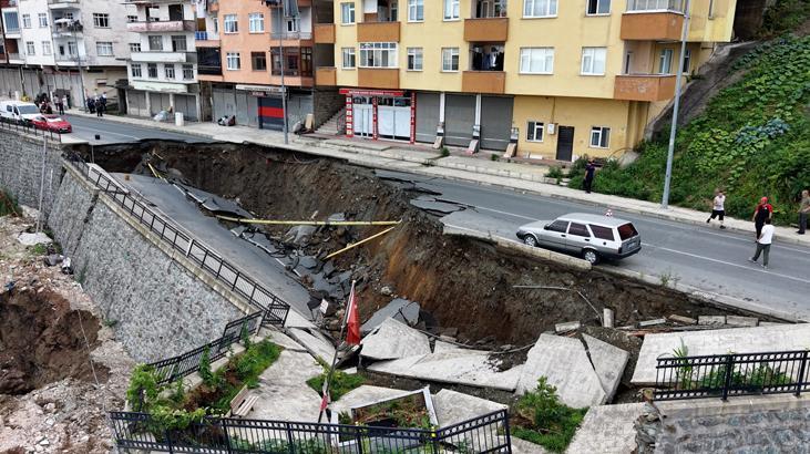 Rize’de inşaat kazısında önce istinat duvarı ardından yol çöktü! Korkunç görüntüler Img
