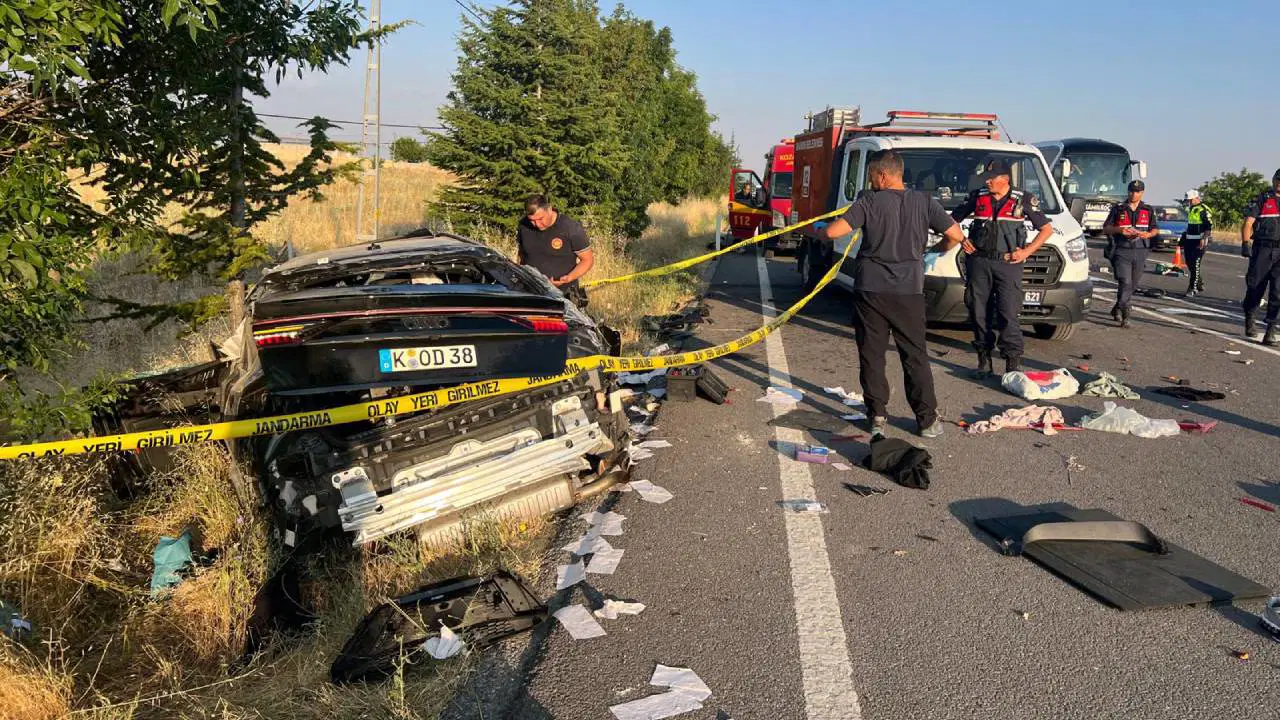 Gurbetçi ailenin otomobili takla attı: 3 ölü, 1 yaralı Img